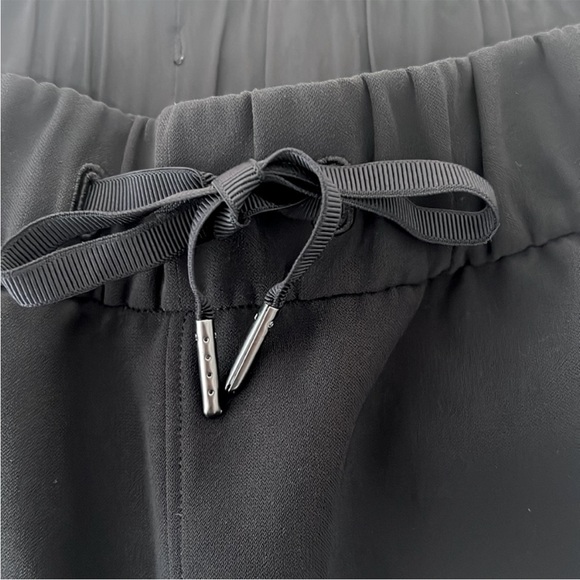 🖤 Lululemon On The Fly Pants Crop *Woven 23"
Black Sz 6✨Like 🆕 - Picture 7 of 10